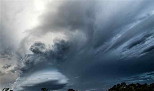 摄影师拍积雨云 摄影师拍罕见积雨云：巨大的云朵如闪电般穿过天空