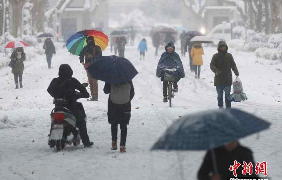 南京暴雪 南京暴雪仍将持续 民众出行困难