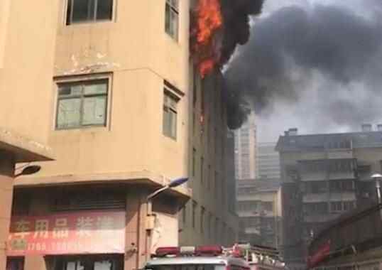 合肥三里街起火火灾真相 汽配城一栋楼失火火势很大