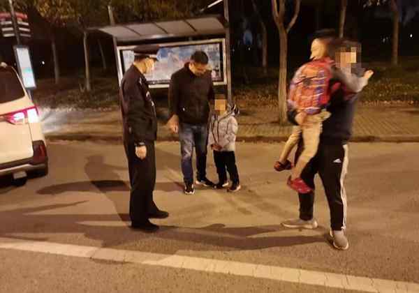 上海两名5岁儿童相约“闯荡江湖” 背着玩具点心被民警找回......