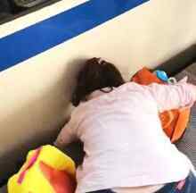 女童摔下列车轨道 悲剧原因实在让人痛心
