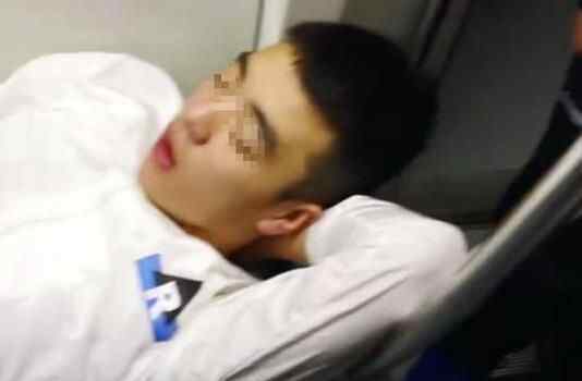 北京地铁躺占4座 可恶至极真相简直太气人