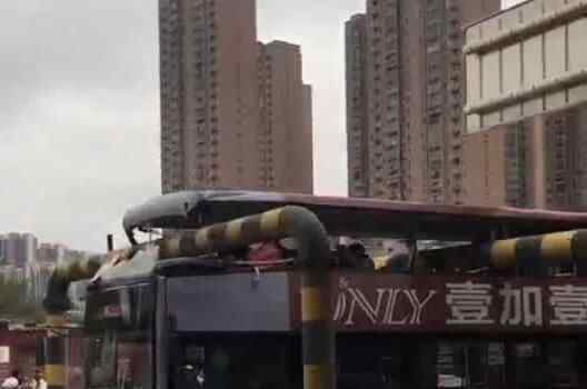 武汉公交车被削顶 到底是什么原因？