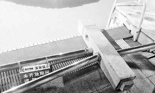 泳池护栏砸伤男童 究竟是怎么回事？