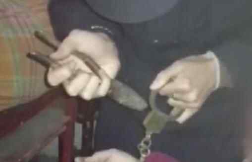 捡到手铐当手镯戴 究竟是怎么回事？