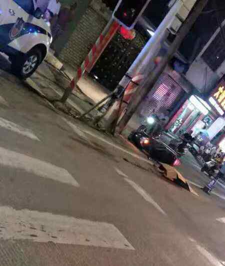 葵潭新闻 昨晚，葵潭惠来路口附近发生车祸，一人当场身亡。