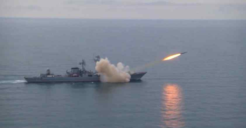 俄舰“莫斯科”号导弹试射 命中30公里外假想目标