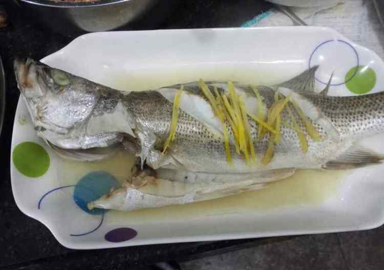 清蒸海鲈鱼 清蒸海鲈鱼的家常做法 清蒸海鲈鱼做法及配料