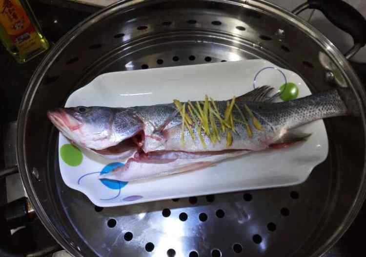 清蒸海鲈鱼 清蒸海鲈鱼的家常做法 清蒸海鲈鱼做法及配料