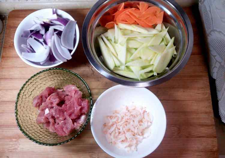 西葫芦怎么炒好吃简单 西葫芦炒肉的做法 西葫芦炒肉食谱简单做法