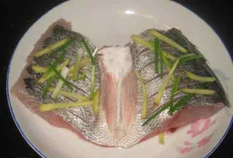 海鲈鱼怎么做好吃 清蒸海鲈鱼的家常做法 清蒸海鲈鱼食谱做法大全
