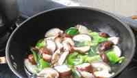 菜椒怎么做好吃 菜椒香菇炒肉丝做法和配方 菜椒香菇炒肉丝做法和材料