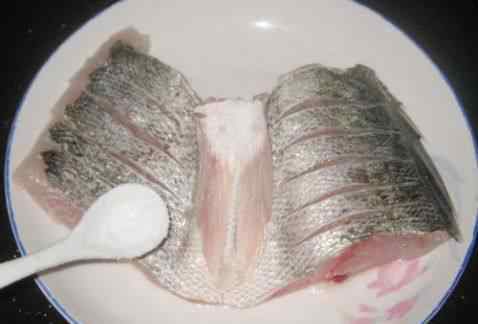 海鲈鱼的做法大全 清蒸海鲈鱼做法和配方 清蒸海鲈鱼做法详细步骤