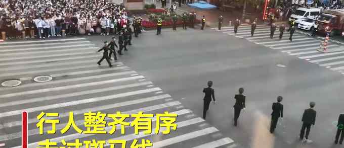 上海南京路步行街五一再现武警“拉链式人墙” 网友纷纷致敬：心里好暖！