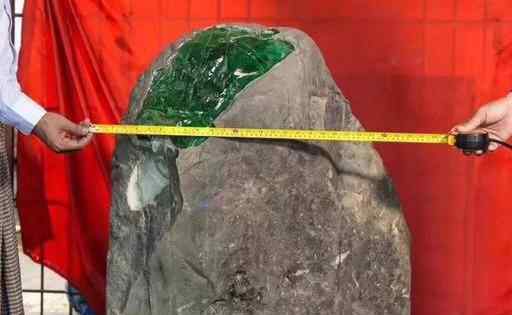 玻璃种帝王绿 至今最完美赌石，1吨重的玻璃种帝王绿估价5亿，难得一见