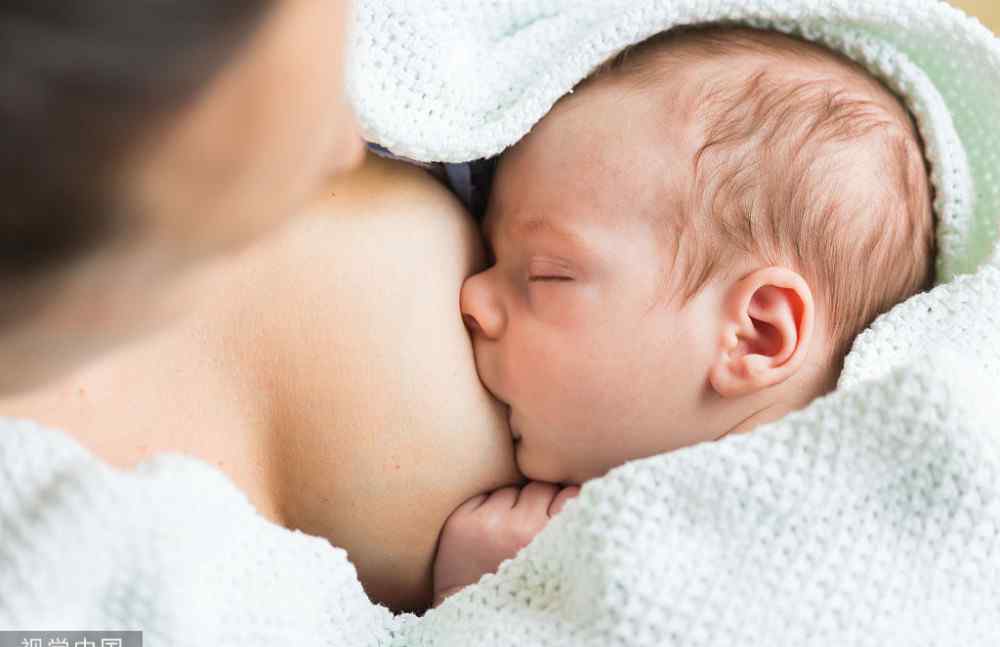 宝宝一吃奶就睡觉 新生宝宝一吃奶就睡，怎么办？