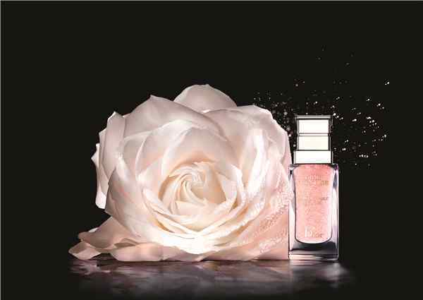 迪奥护肤 让肌肤如花般绽放的，是DIOR迪奥护肤无与伦比的玫瑰力量！