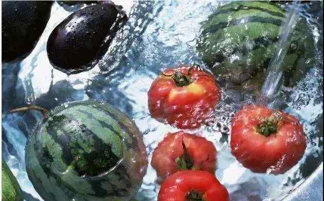 小苏打洗水果的危害 越浸泡越有毒？原来这些年洗蔬果的方法都错了！