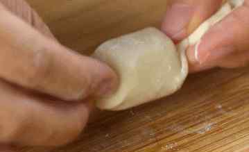 剩饺子皮的花样吃法 花1分钟学饺子皮的花样吃法，别吃饺子了，吃皮儿！