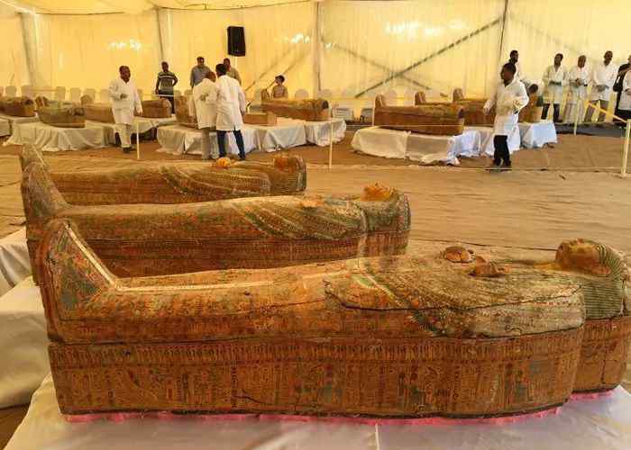 埃及出土木乃伊 埃及出土30个千年木棺，木乃伊保存良好