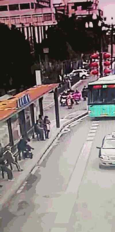 微信11秒吓人视频 突发！一公交车冲上站台，撞向一群候车乘客…5秒监控惊心