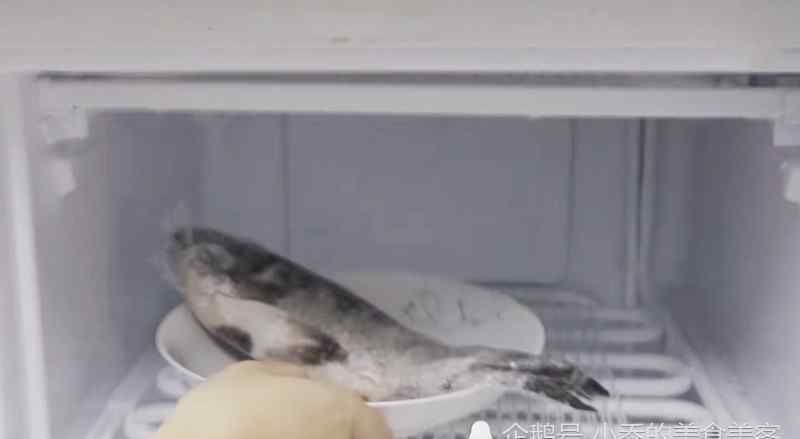 10分钟冻鱼快速解冻法 冰箱里拿出的冻鱼，如何快速解冻？2个办法，能够快速给鱼解冻！