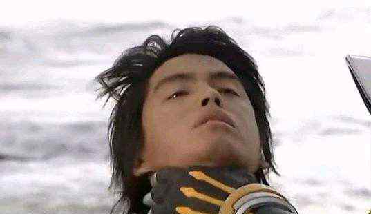 假面骑士平成 汇总假面骑士平成时代的名场景：沙滩上的影帝，男人效忠女人唱歌！