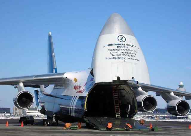安225载重多少吨 个头仅次于安225，最大载重量高达150吨，曾打破21项世界纪录