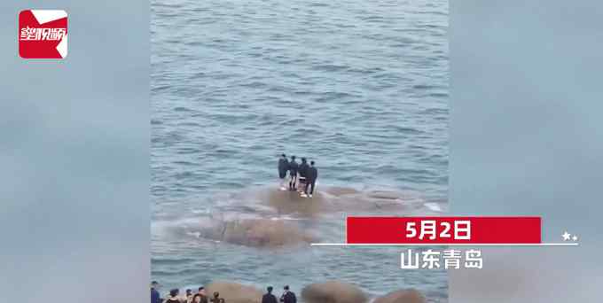 社死现场！消防员钓鱼式营救看海被困5名男子 身后站满游客围观