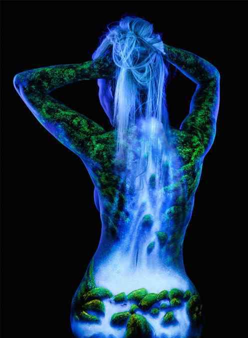 荧光画 奇特的人体荧光绘画，在模特皮肤上创作，还只能在晚上欣赏