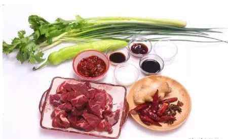 4种红烧牛肉的家常做法 红烧牛肉的家常做法，四个简单步骤做出入味炖菜