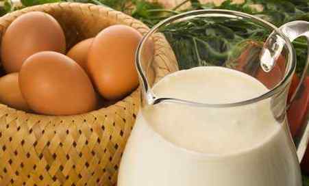 牛奶鸡蛋一起吃的危害 人气早餐“牛奶鸡蛋”，不能一起吃？这3种和牛奶的搭配，对人体有害！