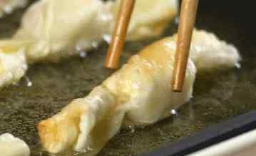 剩饺子皮的花样吃法 花1分钟学饺子皮的花样吃法，别吃饺子了，吃皮儿！