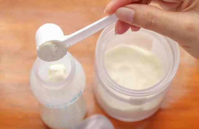 奶粉不按比例冲的危害 奶粉不能乱冲，一个错误举动，可能致宝宝肠坏死
