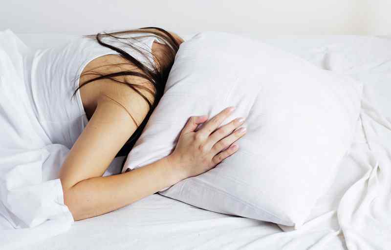 嗜睡症的表现症状 嗜睡竟是脑梗的前兆？