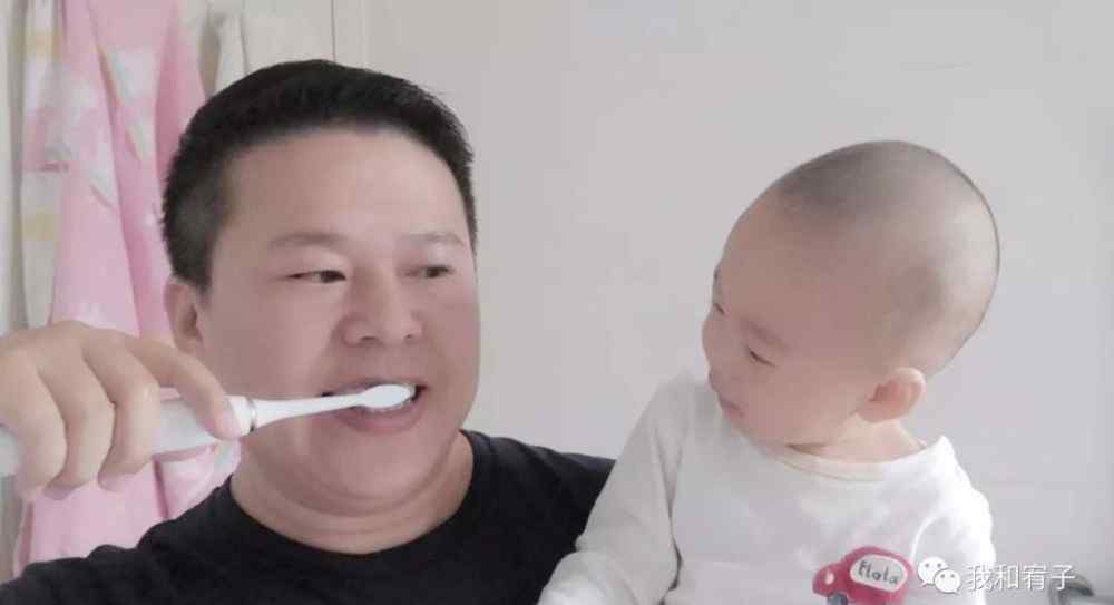 宝宝刷牙视频教学视频 爸爸第一次教1岁宝宝刷牙，以为示范一次就可以，这么小能学会吗