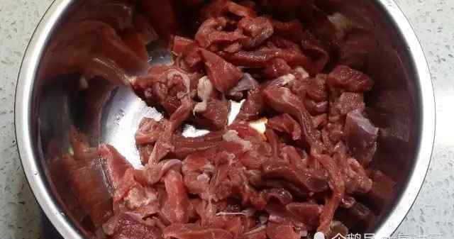 腌制牛肉 教你腌制牛肉的最佳方法，只需3步腌制的牛肉鲜嫩不老，收好了！