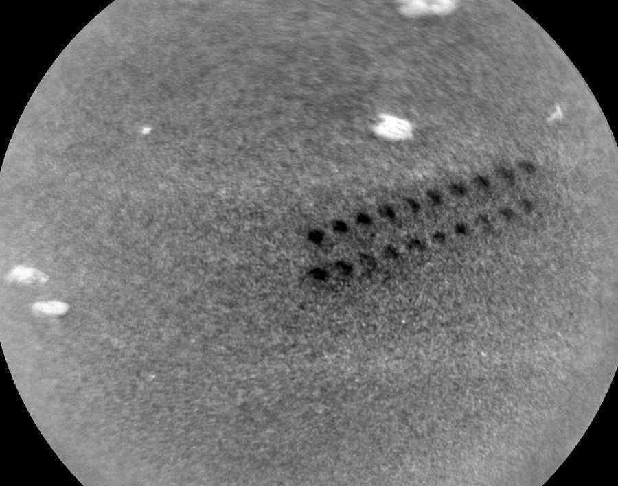 火星人导航 好奇号捕捉到有趣照片，火星出现一排整齐小洞，不是火星人印记