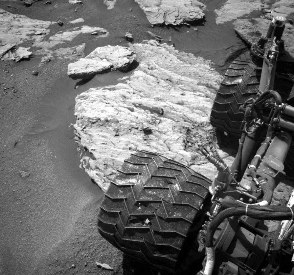 火星人导航 好奇号捕捉到有趣照片，火星出现一排整齐小洞，不是火星人印记