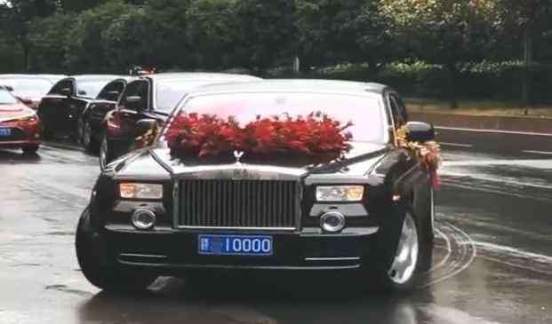 中国最豪华婚礼车队 史上最豪华接亲车队，清一色劳斯莱斯幻影，网友：这新郎不简单