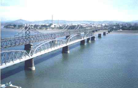 鸭绿江大桥 一座鸭绿江大桥，连接的却是两个世界