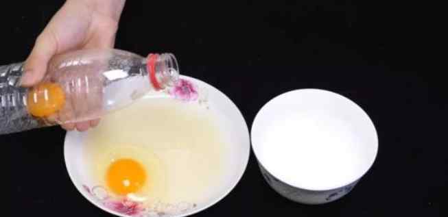 用瓶子摇晃打发蛋清 打蛋器不用买，一个塑料瓶就搞定，打发蛋白超“省力”，省钱又实用！