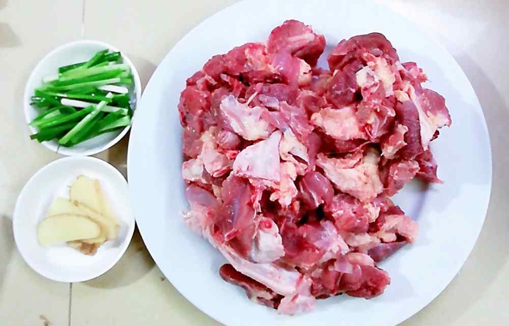 糖色怎么炒 家常菜之红烧鸭肉，老厨师教你怎么炒糖色，成品醇香诱人