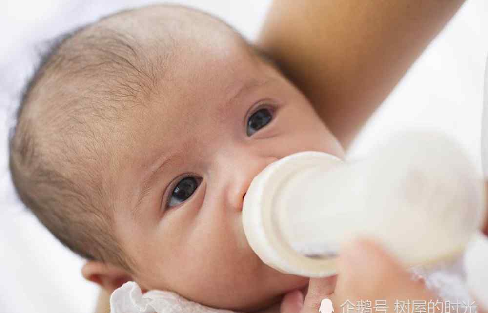 一个月宝宝喝多少奶粉 一个月大的宝宝睡前喝奶粉有什么危害？每天喝多少奶粉才合适？