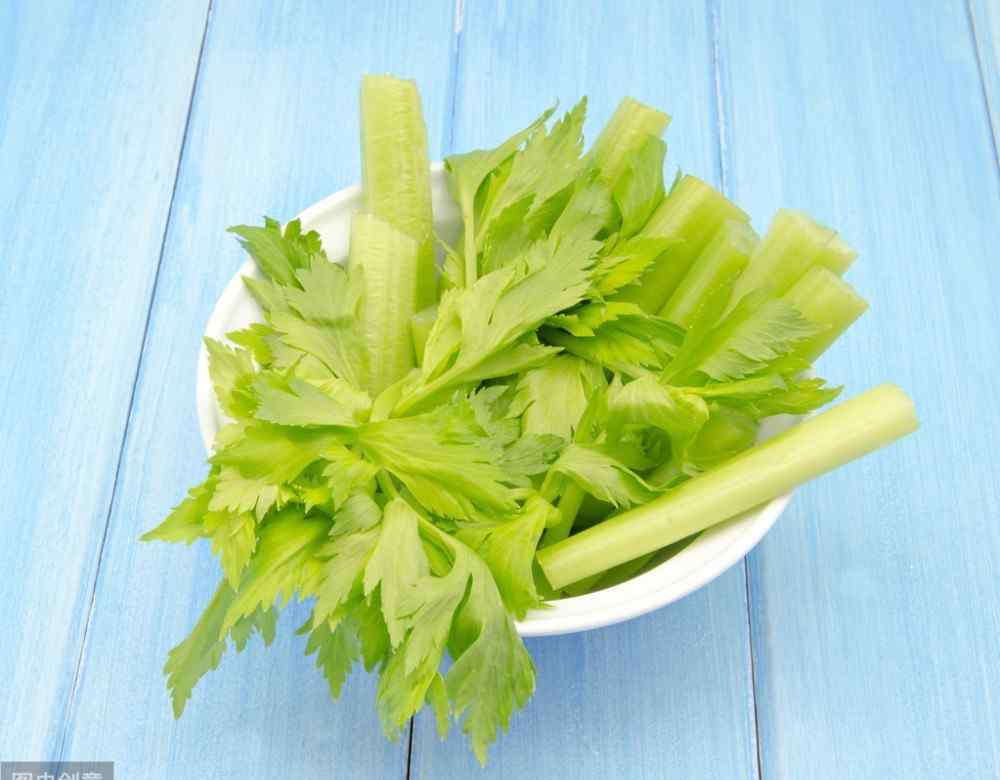 芹菜的多种做法大全 芹菜叶与芹菜茎的多种做法，美味又美观