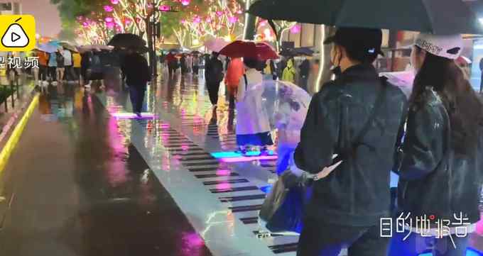大唐不夜城游客暴雨中排百米长队 游客：大雨也浇不灭我出游热情