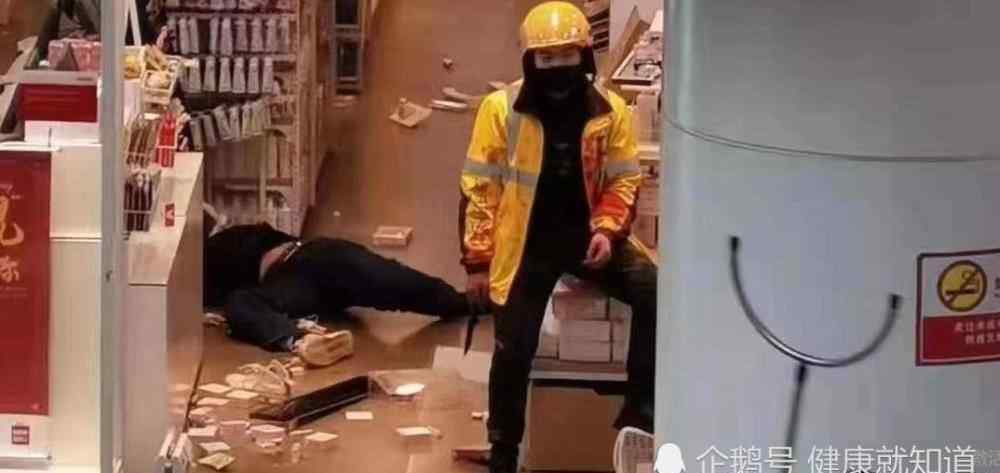 武汉发生砍人事件 武汉一商场发生外卖小哥伤人事件，警方控制，该楼层也被封锁