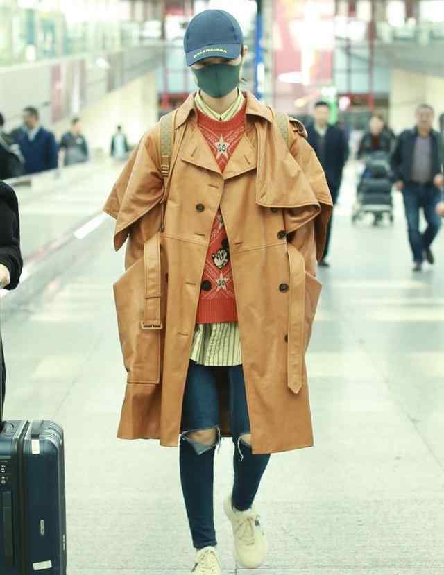 米奇儿童装 35岁的李宇春依旧有童心，一身儿童米奇装走机场，终于“女孩”了