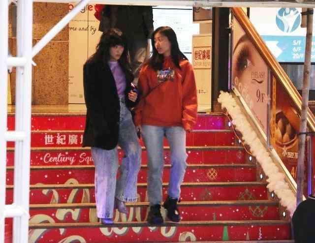 徐濠萦女儿 45岁徐濠萦惊为天人！和女儿逛街像姐妹，素颜更比15岁女儿还年轻