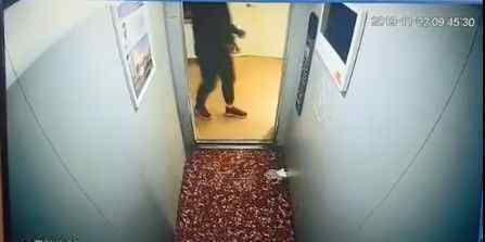 电梯门视频 手贱？天津一男子用瓶插入电梯门，视频太吓人，结果悲剧了